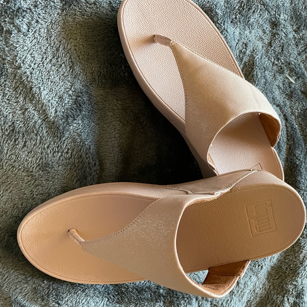 NWT Light Shimmer Fit Flop Sandals size 7